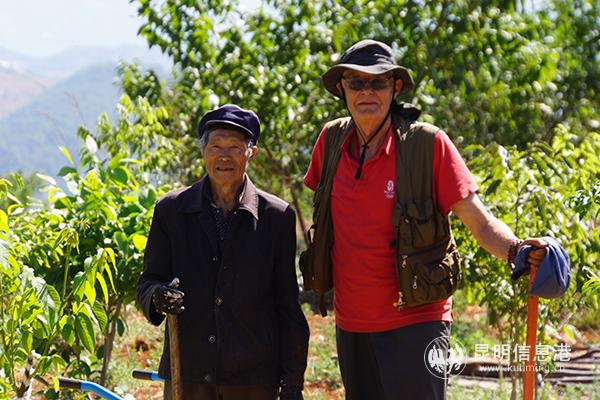 08 奈斯和他在村里結(jié)識(shí)的好朋友李光和。記者蘇雯芊 攝