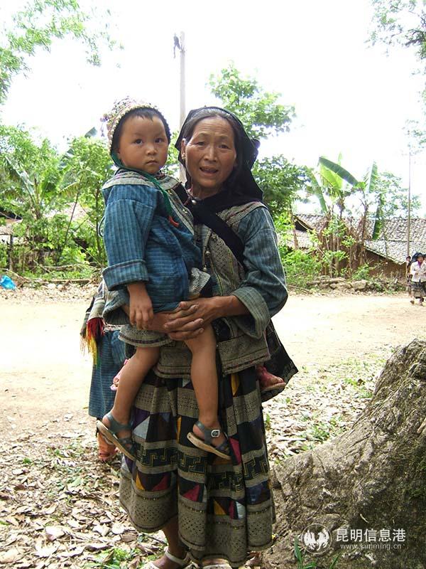 04 白倮族母親和孩子 后藤先生 攝