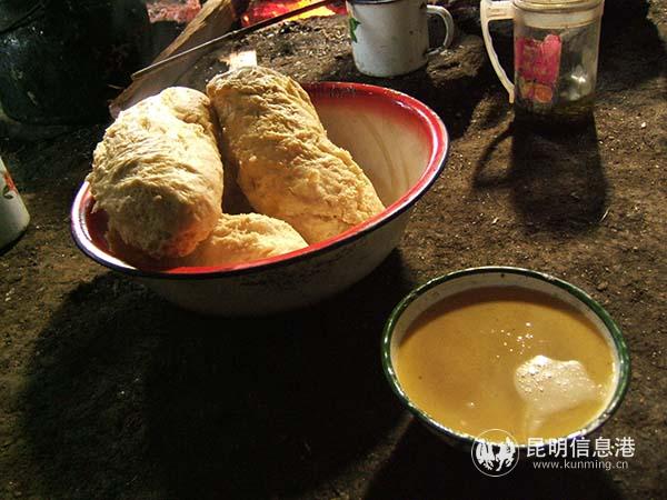 12 傈僳族招待賓客的酥油茶 后藤先生 攝