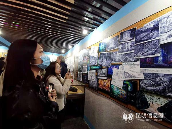 學生參觀舞臺藝術手稿設計效果圖。