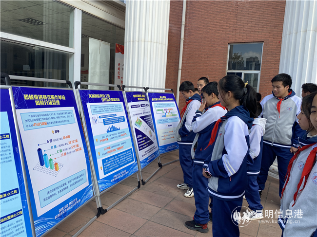 學(xué)生在科普展架前認(rèn)真學(xué)習(xí) 供圖。