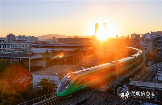 云南鐵路今天迎來(lái)元旦假期返程客流高峰。通訊員徐章位 黃婷婷 供圖