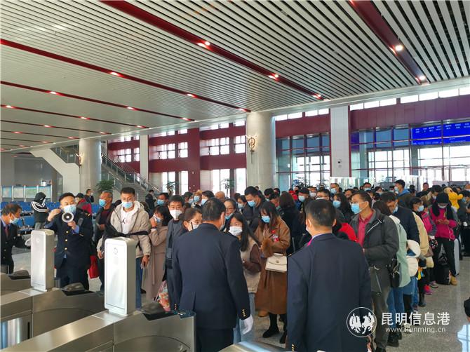 云南鐵路今天迎來(lái)元旦假期返程客流高峰。通訊員徐章位 黃婷婷 供圖3