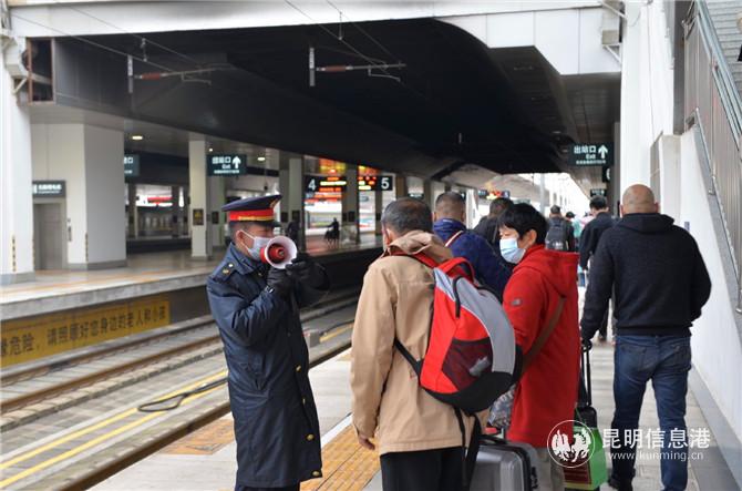 云南鐵路今天迎來(lái)元旦假期返程客流高峰。通訊員徐章位 黃婷婷 供圖2