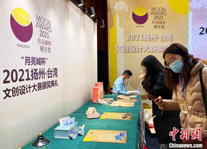 在頒獎(jiǎng)典禮揚(yáng)州現(xiàn)場(chǎng)，獲獎(jiǎng)作品鋪滿兩條數(shù)十米的長(zhǎng)桌，吸引民眾駐足?！〈藜衙?攝