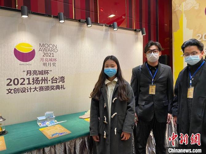 三名來自揚(yáng)州的參賽者在作品前合影?！〈藜衙?攝