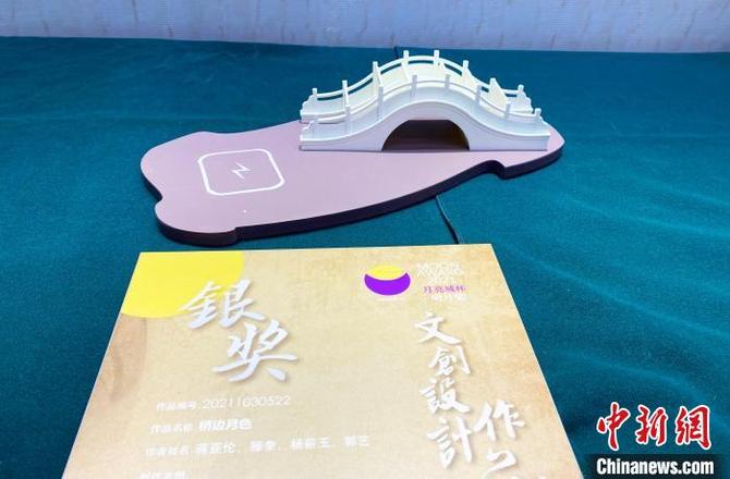 揚(yáng)州大學(xué)生的參賽作品《橋邊月色》獲銀獎(jiǎng)?！〈藜衙?攝