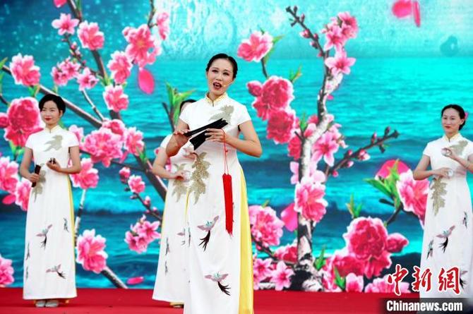 漳州市歌仔戲(薌劇)傳承保護中心帶來錦歌表演《閩臺情》?！埥鸫?攝