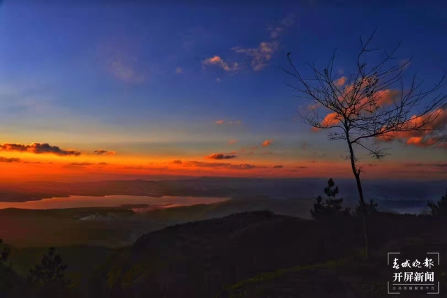 開屏策劃｜冬至云南—磨豆山日落（開屏新聞記者及通訊員 攝）