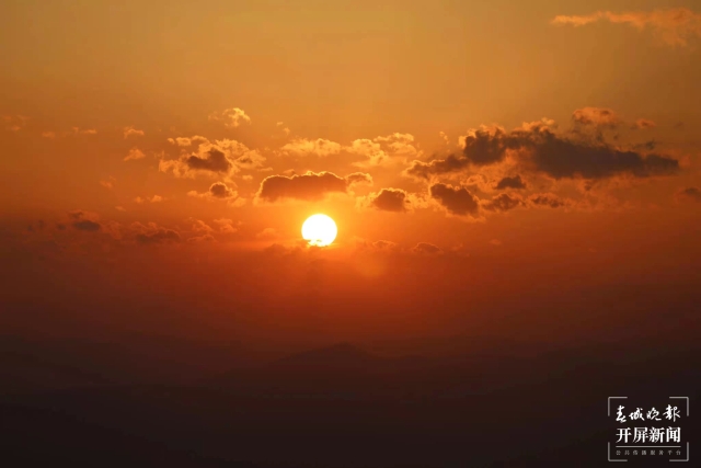 開屏策劃｜冬至云南—磨豆山日落（開屏新聞記者及通訊員 攝）
