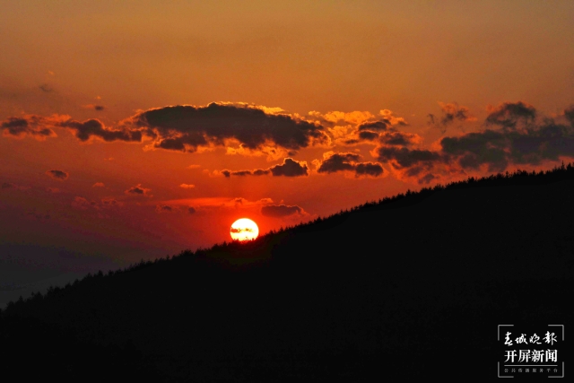 開屏策劃｜冬至云南—磨豆山日落（開屏新聞記者及通訊員 攝）