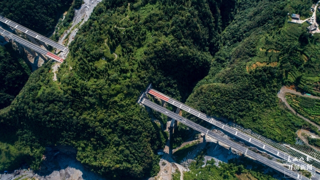 重磅！昭瀘高速今天全線通車，直通滇川兩省人民的心坎里！(申時(shí)勛 通訊員 王朝元 韓世江 攝)