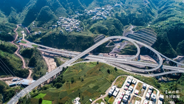 重磅！昭瀘高速今天全線通車，直通滇川兩省人民的心坎里！(申時(shí)勛 通訊員 王朝元 韓世江 攝)