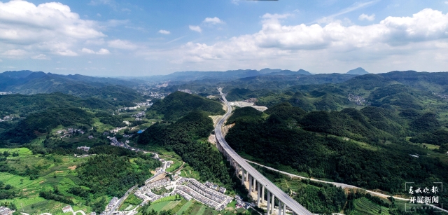 重磅！昭瀘高速今天全線通車，直通滇川兩省人民的心坎里！(申時(shí)勛 通訊員 王朝元 韓世江 攝)