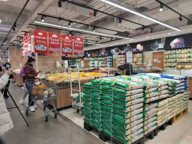 呈貢區(qū)各大商超集貿(mào)市場(chǎng)貨足、價(jià)穩(wěn)（呈貢區(qū)融媒體中心供圖）