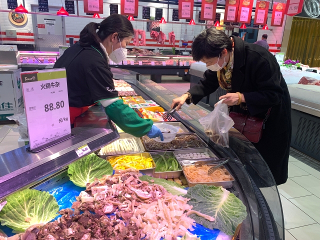 呈貢區(qū)各大商超集貿(mào)市場(chǎng)貨足、價(jià)穩(wěn)（呈貢區(qū)融媒體中心供圖）