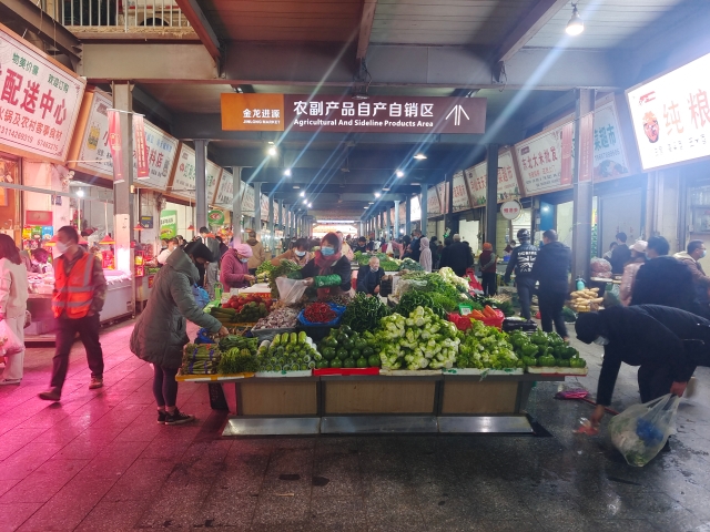 呈貢區(qū)各大商超集貿(mào)市場(chǎng)貨足、價(jià)穩(wěn)（呈貢區(qū)融媒體中心供圖）