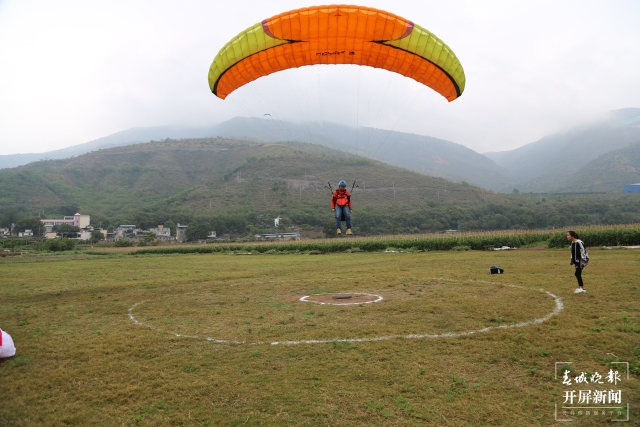 2021年“中國·薩王納”元江滑翔傘邀請賽正式開賽(開屏新聞記者 李春麗 通訊員 鄭翔 李文軍 攝)