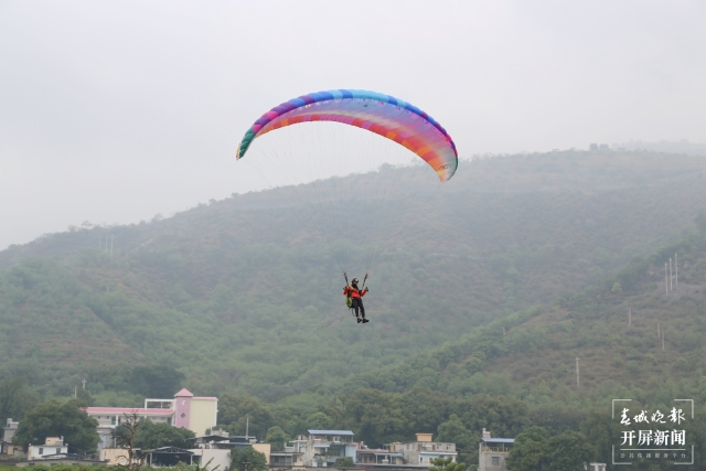 2021年“中國·薩王納”元江滑翔傘邀請賽正式開賽(開屏新聞記者 李春麗 通訊員 鄭翔 李文軍 攝)