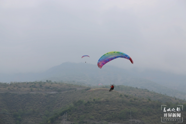 2021年“中國·薩王納”元江滑翔傘邀請賽正式開賽(開屏新聞記者 李春麗 通訊員 鄭翔 李文軍 攝)