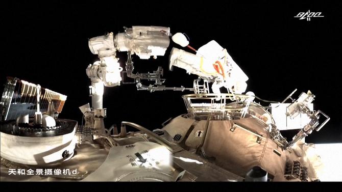 2021年12月26日晚，神十三航天員乘組進(jìn)行第二次出艙活動(dòng)。航天員葉光富將自己依附在機(jī)械臂上。