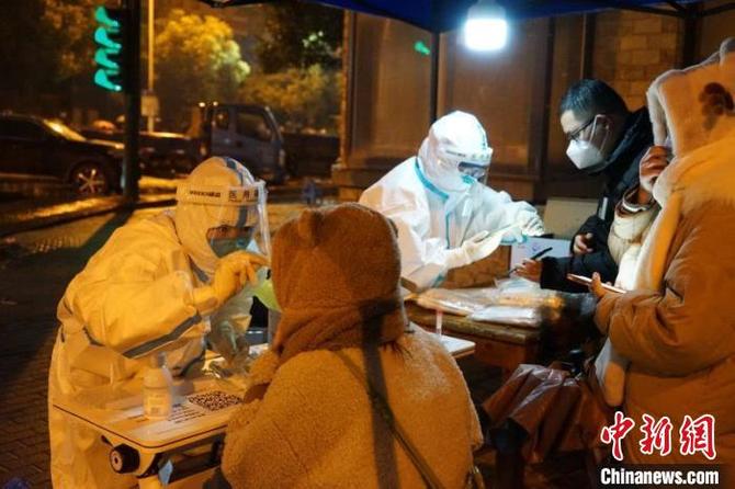余杭二院醫(yī)護(hù)人員開展核酸檢測。　魯桑桑 攝