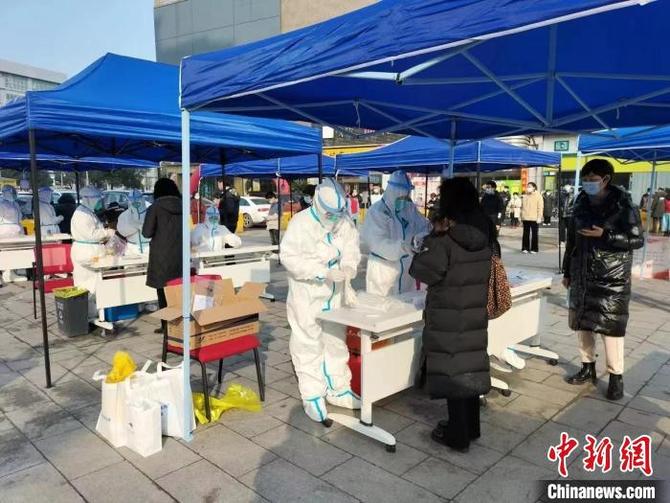 浙江醫(yī)院醫(yī)護(hù)人員開展核酸檢測?！≌憬t(yī)院供圖