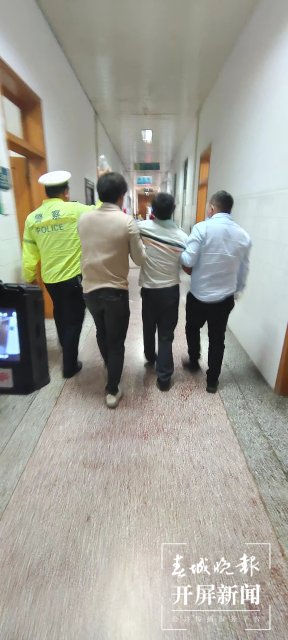 云南騰沖一男子誤食野生菌中毒（開屏新聞記者 崔敏 通訊員 陳玉敏 李紅幸 攝）