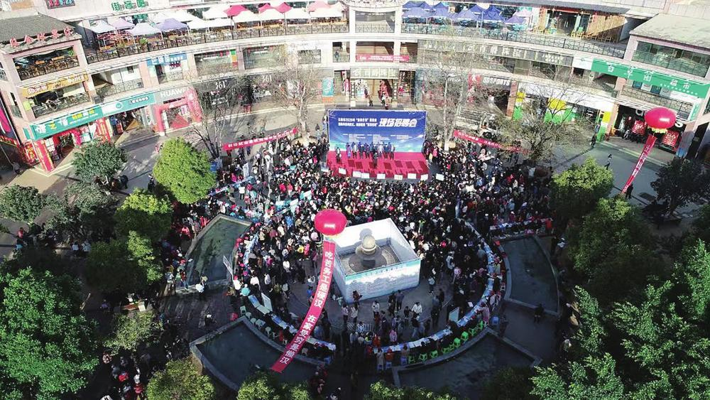 轉(zhuǎn)移就業(yè)現(xiàn)場(chǎng)招聘會(huì) 轉(zhuǎn)移就業(yè)現(xiàn)場(chǎng)招聘會(huì)