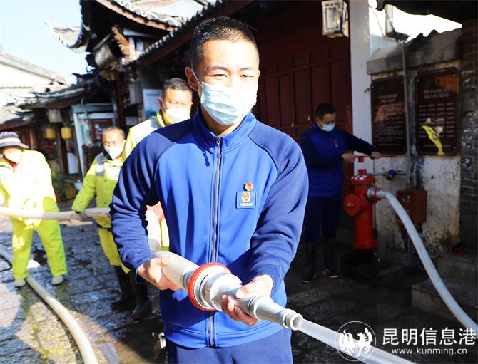 消防員高玉堂控制槍頭。木曉東攝