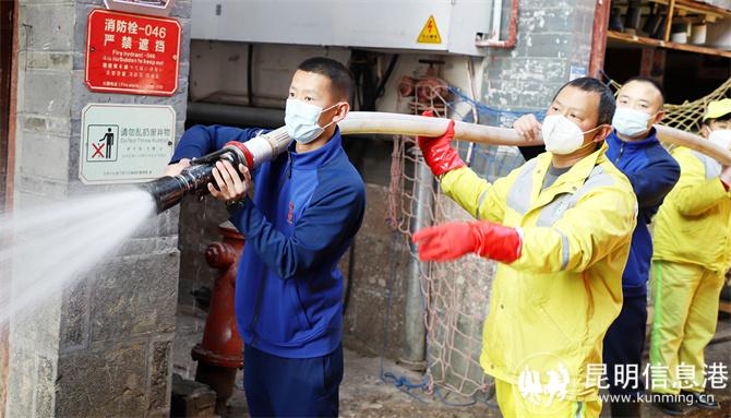 消防員與環(huán)衛(wèi)工人分組協(xié)助。木曉東攝