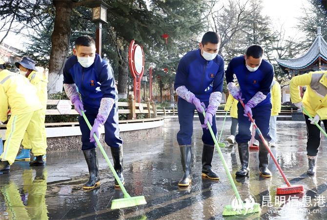 用掃把仔細(xì)清掃。馬繽攝