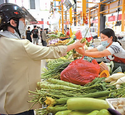 安徽省淮南市通過“智慧菜市場”建設(shè)，打造15分鐘便民生活圈，解決好新城區(qū)群眾買菜難、老城區(qū)菜市場環(huán)境差等問題。圖為市民在干凈、整潔的高新區(qū)鄰里中心農(nóng)貿(mào)市場買菜。  陳 彬攝（人民圖片）
