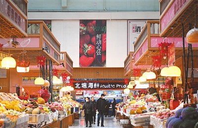 位于天津市濱海新區(qū)的中新天津生態(tài)城積極推進(jìn)一刻鐘便民生活圈建設(shè)，服務(wù)基本民生，暢通城市經(jīng)濟(jì)微循環(huán)。圖為居民在中新天津生態(tài)城第三社區(qū)中心菜市場內(nèi)選購食材。  新華社記者 趙子碩攝