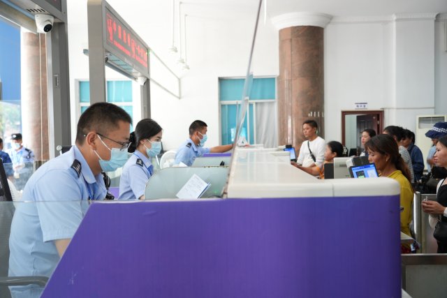 旅客在辦理入境手續(xù) 作者:王建勛.JPG