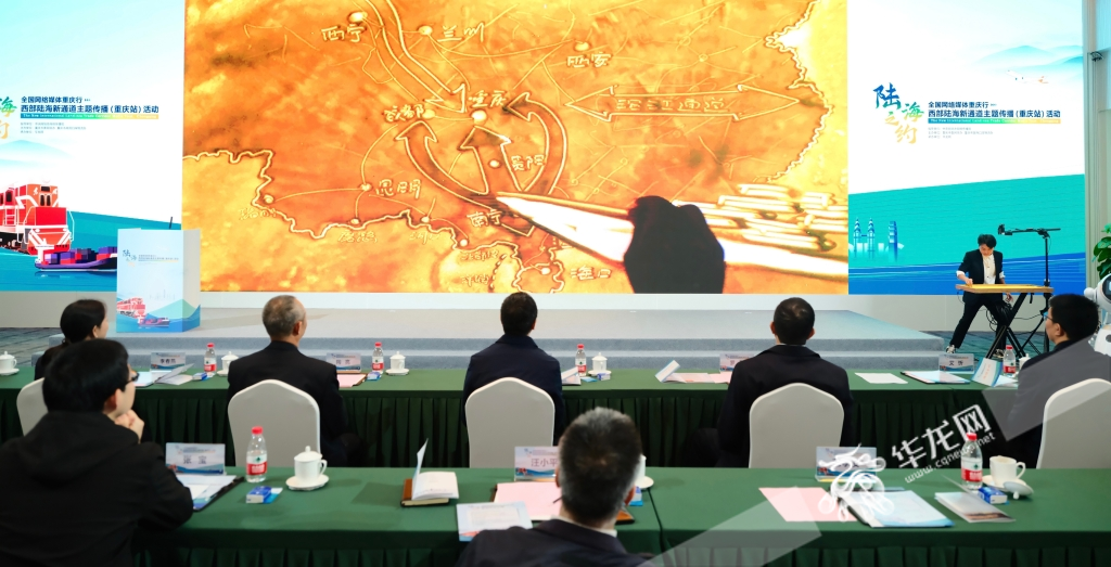 沙畫(huà)表演。華龍網(wǎng)記者 王慶煉攝