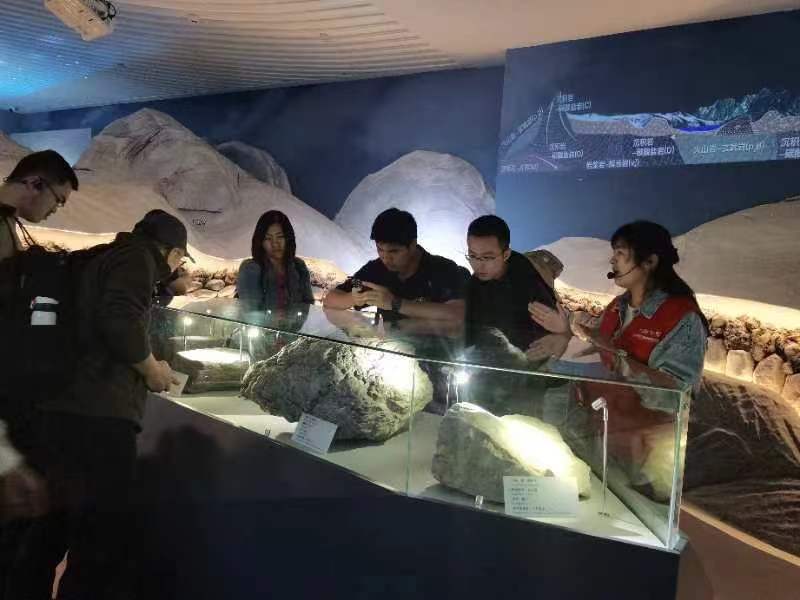 冰川博物館講解服務(受訪者提供).jpg