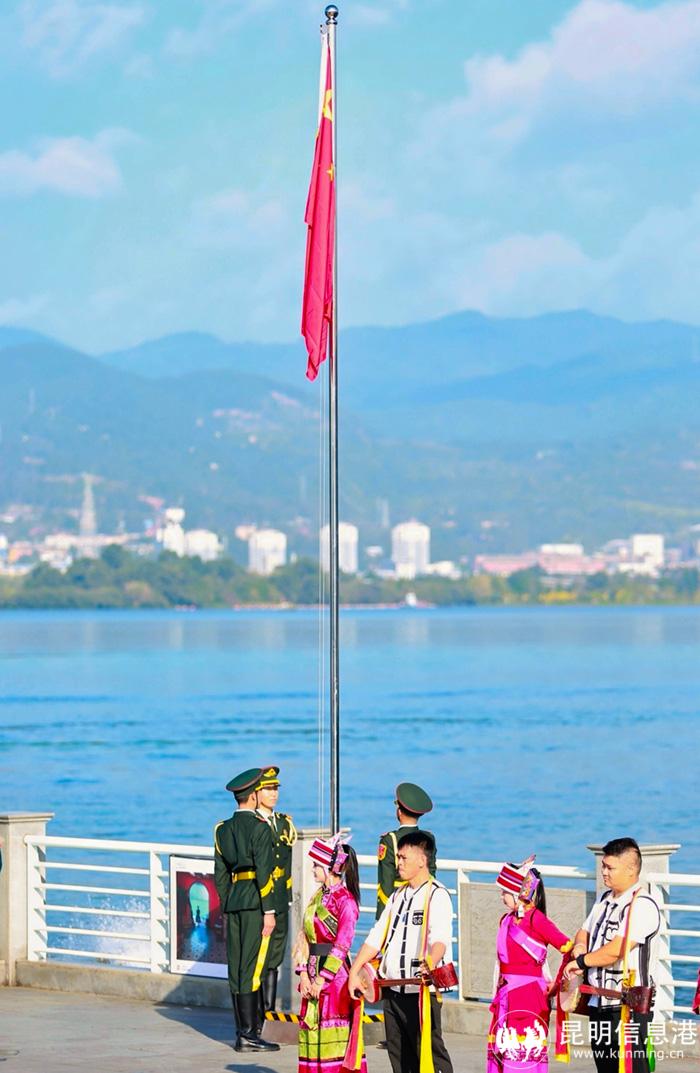 1.開幕會現(xiàn)場舉行升旗儀式。