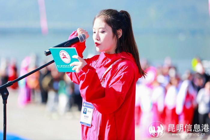 3.在徐小雪的帶領(lǐng)下進行運動員宣誓儀式。