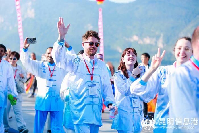 外國友人代表隊熱情的和觀眾打招呼。