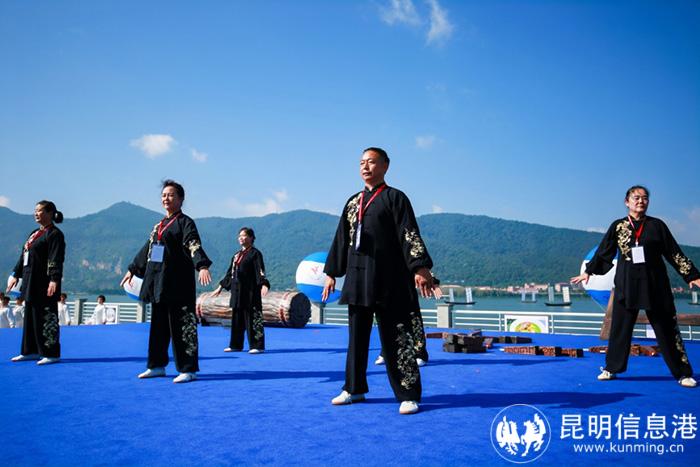 健身氣功代表隊現(xiàn)場進行匯演。