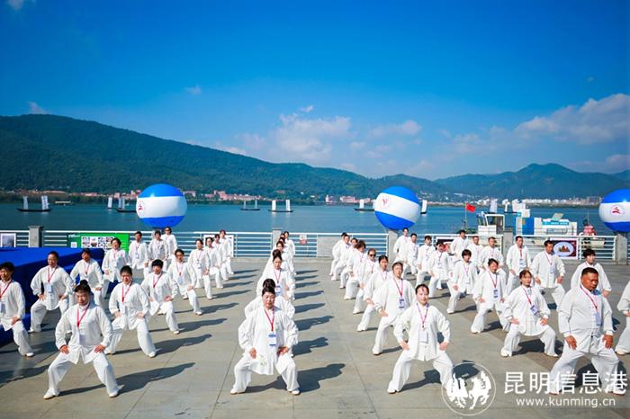 武術(shù)代表方隊現(xiàn)場匯演，氣勢磅礴，鏗鏘有力。