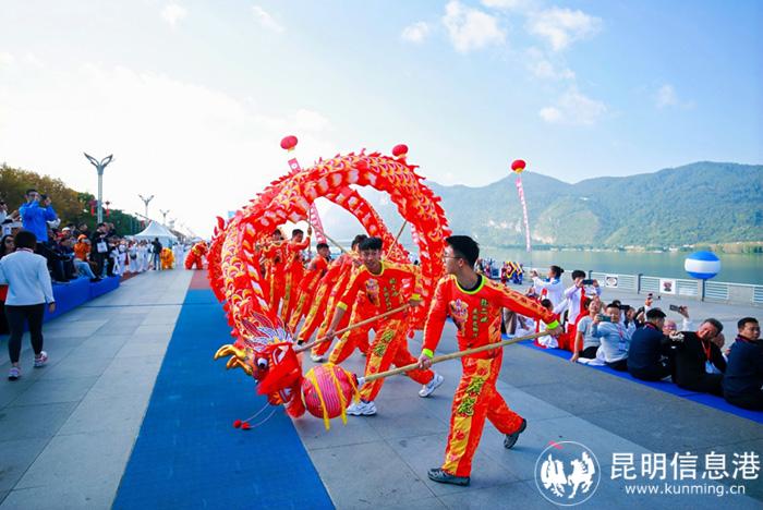 舞龍代表隊正在向觀眾進行展示演出。