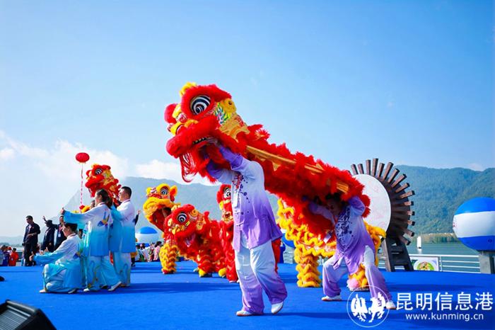 舞獅方隊正在進行表演。