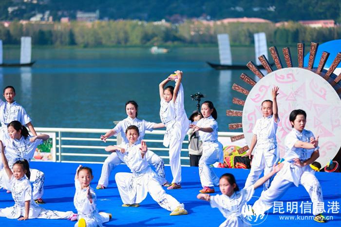 武術(shù)代表隊少年組向觀眾展示訓練成果。