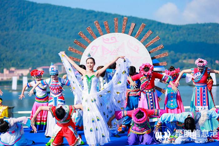 孔雀舞表演充滿靈動優(yōu)雅，帶來一場視覺盛宴。