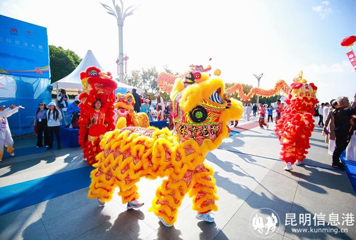 舞龍和舞獅正在進行互動。