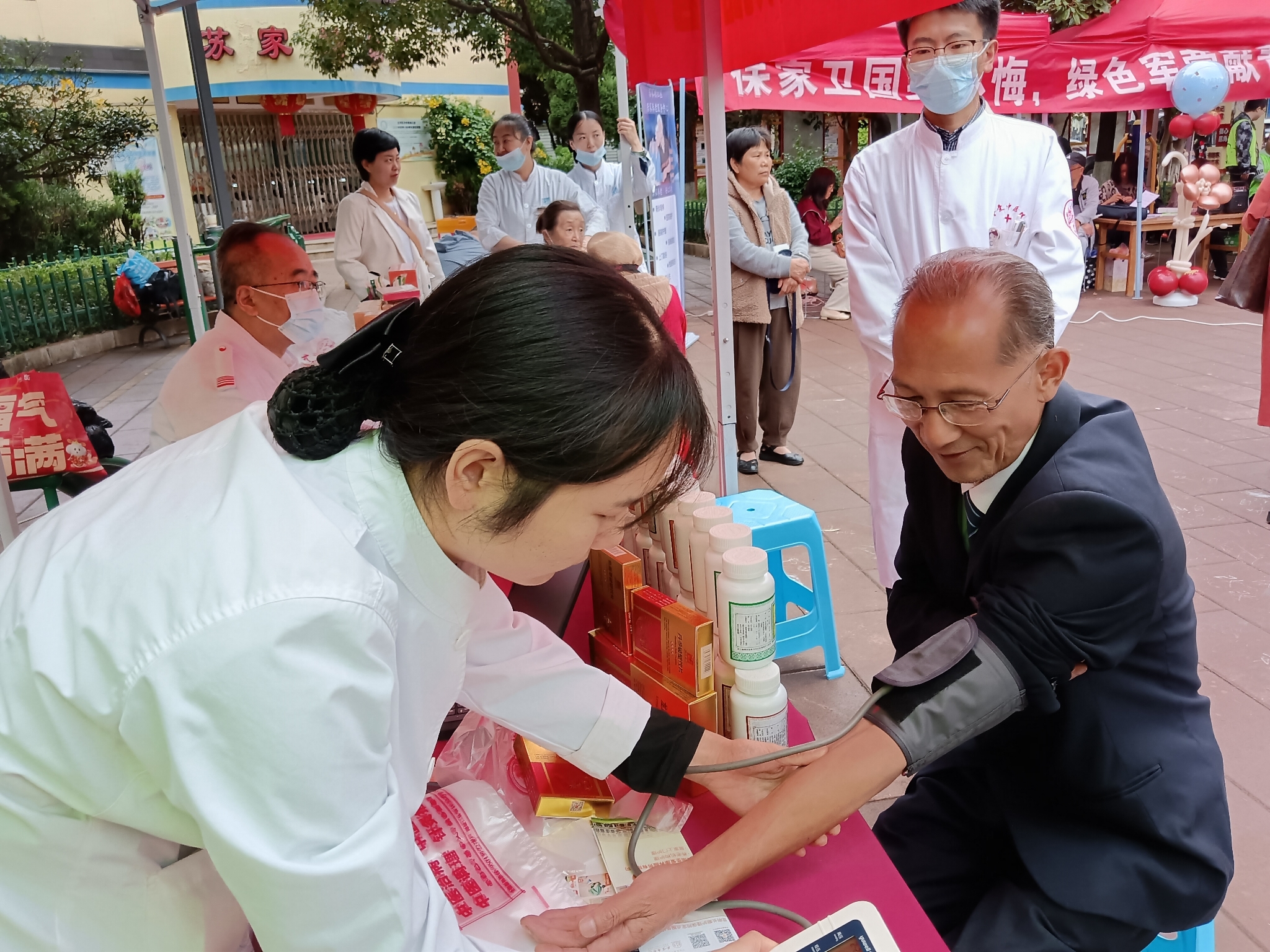 為居民測(cè)量血壓血糖建立口腔檔案