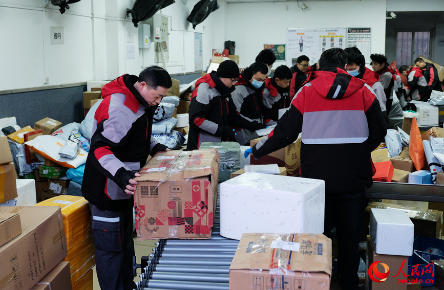 2月5日6點30分，晨光未至，任秀林和同事已開始忙碌，兩車貨物分揀就位。人民網(wǎng)記者 常力元攝