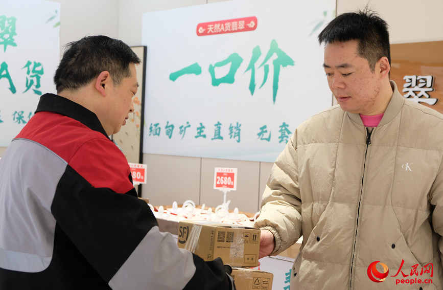 任秀林把包裹送到顧客手上。人民網(wǎng)記者 常力元攝